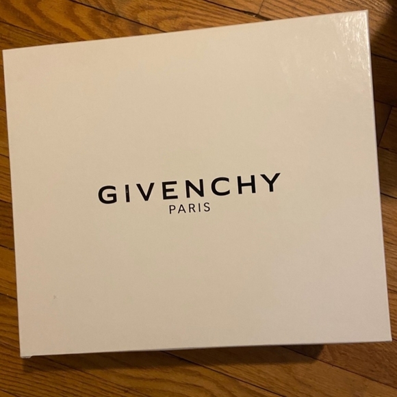Givenchy Sneaker - Picture 2 of 4